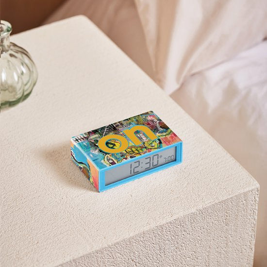 Bonherre mağazasından Jean-Michel Basquiat Skull eserli, ters çevrilebilir mekanizmalı Lexon Flip+ alarm saat.