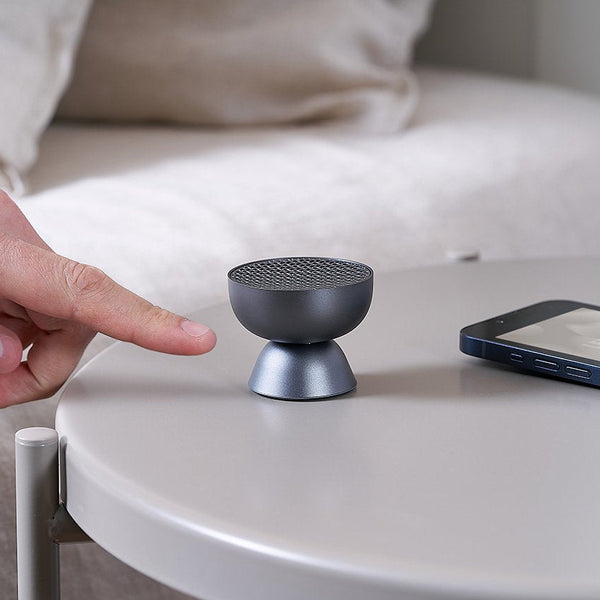 Bonherre mağazasından Lexon Tamo, metalik gri alüminyum gövdeli, sonsuz eşleşme özellikli, kablosuz şarjlı ve dokunmatik mini Bluetooth hoparlör.