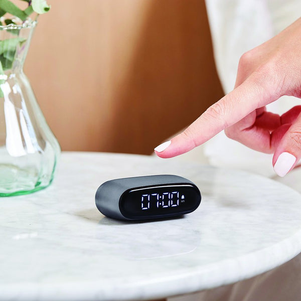 Bonherre mağazasından Lexon Minut, metalik gri alüminyum gövdeli, tam siyah LCD ekranlı şarj edilebilir mini çalar saat.