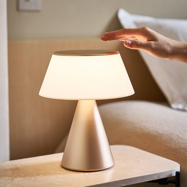 Bonherre mağazasından Lexon Luma XL, dore alüminyum gövdeli, 200 lümen güçlü, IPX4 su geçirmez ve senkronize edilebilir tasarım lamba.