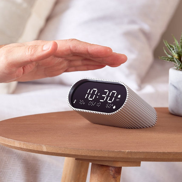 Bonherre mağazasından Lexon Ray Alarm Saat, alüminyum gövdeli, termometre ve higrometre özellikli şarj edilebilir siyah VA LCD ekranlı saat.