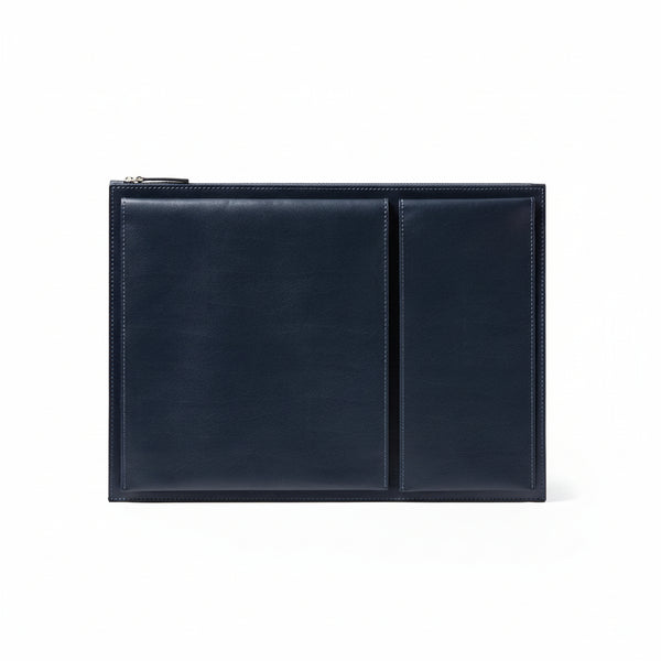 Bonherre mağazasından Lexon Flat, koyu mavi geri dönüştürülmüş deri 14 inç laptop kılıfı ve portföy çantası.