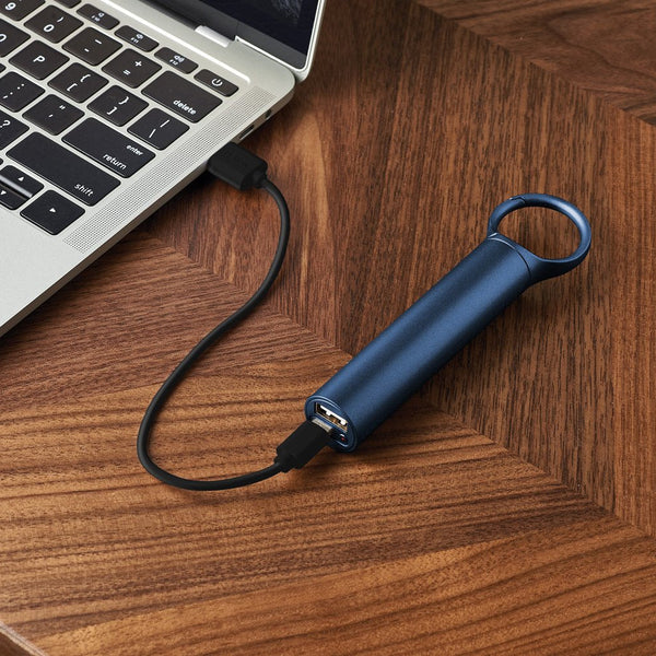 Bonherre mağazasından Lexon Nomaday Lacivert, 3000 mAh kapasiteli, çinko kancalı ve alüminyum gövdeli lüks taşınabilir güç kaynağı.