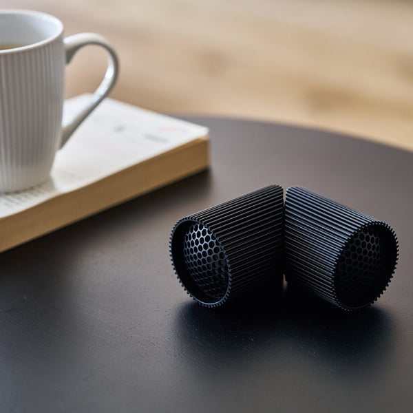 Bonherre mağazasından Lexon Ray, mat siyah alüminyum gövdeli, manyetik ve su geçirmez Bluetooth hoparlör.