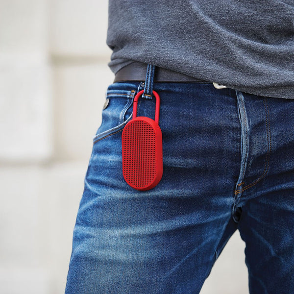 Bonherre mağazasından Lexon Mino T, kırmızı renkli, entegre kancalı, IPX4 suya dayanıklı taşınabilir Bluetooth hoparlör.