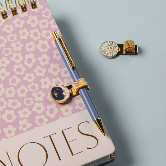 Bonherre mağazasından Designworks Ink marka, göksel tasarımlı 2'li kitap kalem klipsi.