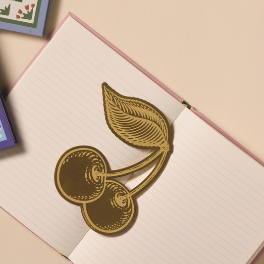 Bonherre mağazasından Designworks Ink marka, kiraz temalı metal kitap ayracı.