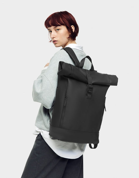 Bonherre mağazasından Gaston Luga marka, Rullen serisi, siyah renkli, 16 inç laptop bölmeli sırt çantası.