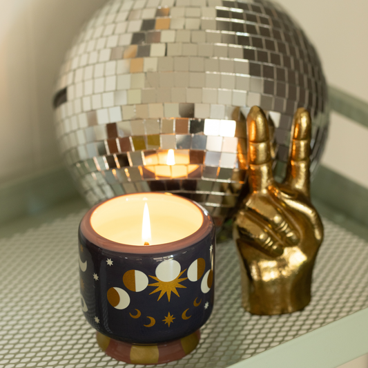 Bonherre mağazasından Paddywax markasına ait, ay evreleri desenli seramik kutuda, yasemin ve gül kokulu 226 gr lüks mum