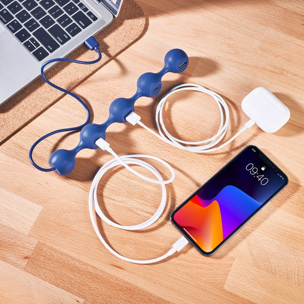Bonherre mağazasından Lexon Peas Hub C, pembe silikon gövdeli, 2 USB-C ve 2 USB-A girişli lüks esnek USB çoklayıcı.