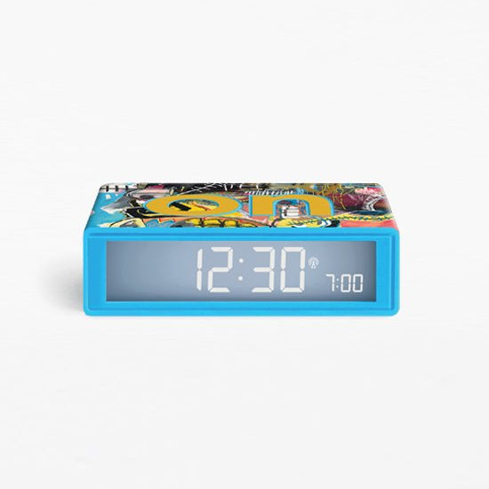 Bonherre mağazasından Jean-Michel Basquiat Skull eserli, ters çevrilebilir mekanizmalı Lexon Flip+ alarm saat.