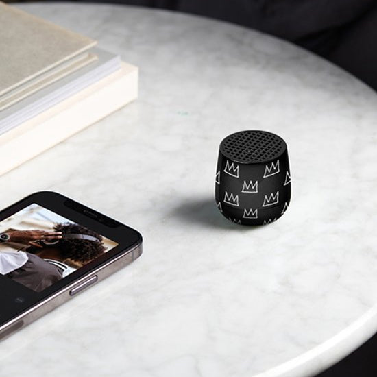 Bonherre mağazasından Lexon x Jean-Michel Basquiat Crown özel koleksiyon, kablosuz şarjlı, TWS eşleşme özellikli ve selfie kumandalı lüks mini hoparlör.