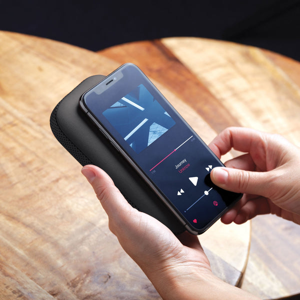 Bonherre mağazasından Lexon Powersound, siyah deri kaplamalı, 5000 mAh kablosuz powerbank ve 360 derece Bluetooth hoparlör özellikli lüks hibrit teknoloji ürünü.