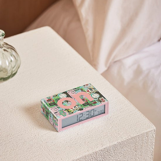 onherre mağazasından Lexon Flip+ x Jean-Michel Basquiat özel koleksiyon, "In Italian" desenli ters çevrilebilir LCD alarm saati.