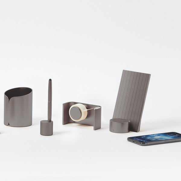 Bonherre mağazasından Lexon City, alüminyum gövdeli şık masaüstü bant kesici ve bantlık.