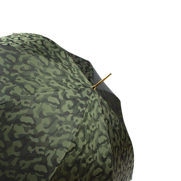 Bonherre mağazasından Pasotti Pelle Dol Arancio Militare, kamuflaj desenli ve turuncu deri saplı lüks İtalyan katlanır şemsiye.