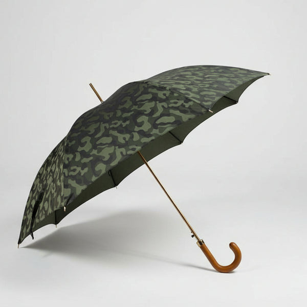 Bonherre mağazasından Pasotti Pelle Dol Arancio Militare, kamuflaj desenli ve turuncu deri saplı lüks İtalyan katlanır şemsiye.