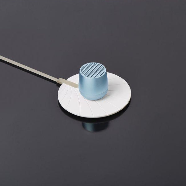 Bonherre mağazasından Lexon Mino+, açık mavi renkli kablosuz şarj edilebilir selfie tetikleyicili mini Bluetooth hoparlör.