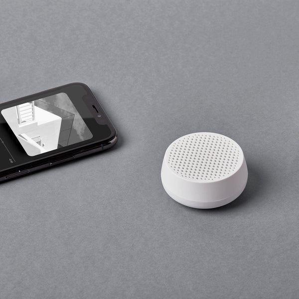 Bonherre mağazasından Lexon Mino S, beyaz renkli, ultra ince 3W taşınabilir Bluetooth TWS hoparlör ve selfie tetikleyici.