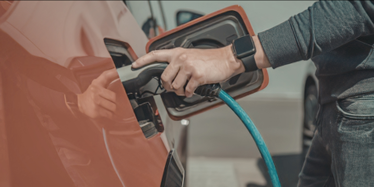 Elektrikli araç evde ve istasyonda nasıl şarj edilir? Tesla, Togg, BYD, Citroën ve KGM için doğru şarj yüzdesini, AC–DC farkını ve batarya ömrünü uzatma yöntemlerini öğrenin.