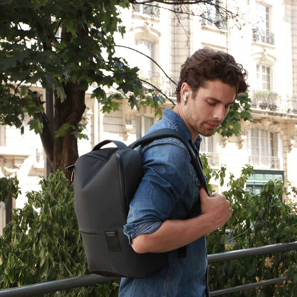 Bonherre mağazasından Lexon Track siyah sırt çantası, powerbank şarj bağlantılı, 15 inç laptop bölmeli ve 900D polyester dayanıklı kumaş.