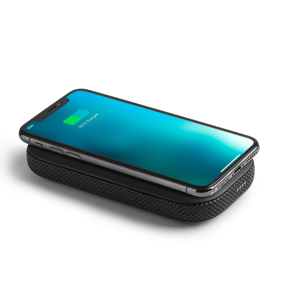 Bonherre mağazasından Lexon Powersound, siyah deri kaplamalı, 5000 mAh kablosuz powerbank ve 360 derece Bluetooth hoparlör özellikli lüks hibrit teknoloji ürünü.