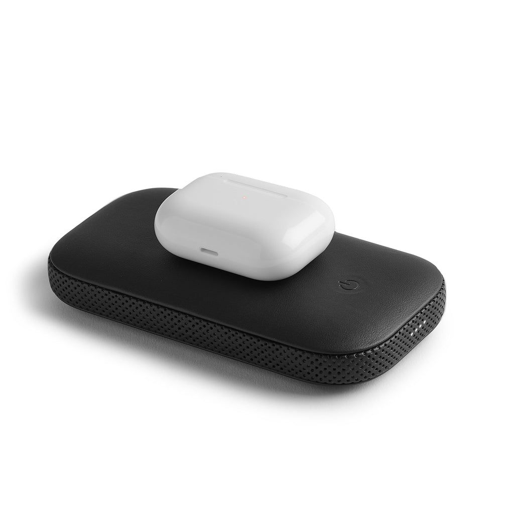 Bonherre mağazasından Lexon Powersound, siyah deri kaplamalı, 5000 mAh kablosuz powerbank ve 360 derece Bluetooth hoparlör özellikli lüks hibrit teknoloji ürünü.