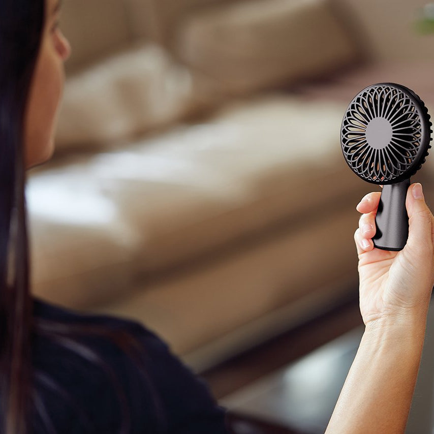 Bonherre mağazasından Lexon Wino Siyah, alüminyum saplı, 3 kademeli hız ayarlı, kablosuz indüksiyon şarj özellikli lüks taşınabilir mini fan.