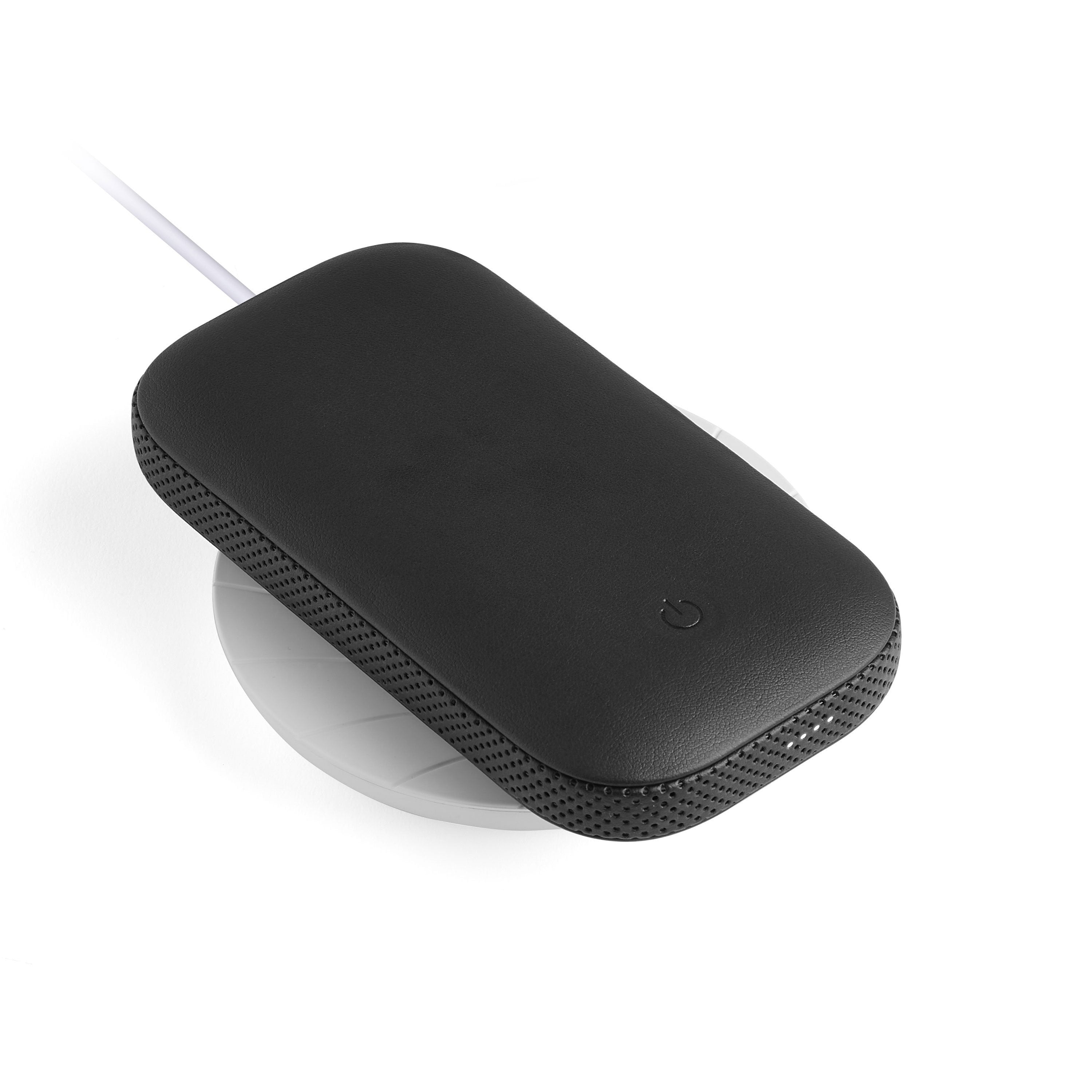 Bonherre mağazasından Lexon Powersound, siyah deri kaplamalı, 5000 mAh kablosuz powerbank ve 360 derece Bluetooth hoparlör özellikli lüks hibrit teknoloji ürünü.
