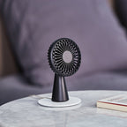 Bonherre mağazasından Lexon Wino Siyah, alüminyum saplı, 3 kademeli hız ayarlı, kablosuz indüksiyon şarj özellikli lüks taşınabilir mini fan.