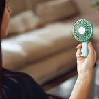 Bonherre mağazasından Lexon Wino Mint, alüminyum saplı, 3 kademeli hız ayarlı, kablosuz indüksiyon şarj özellikli lüks taşınabilir mini fan.