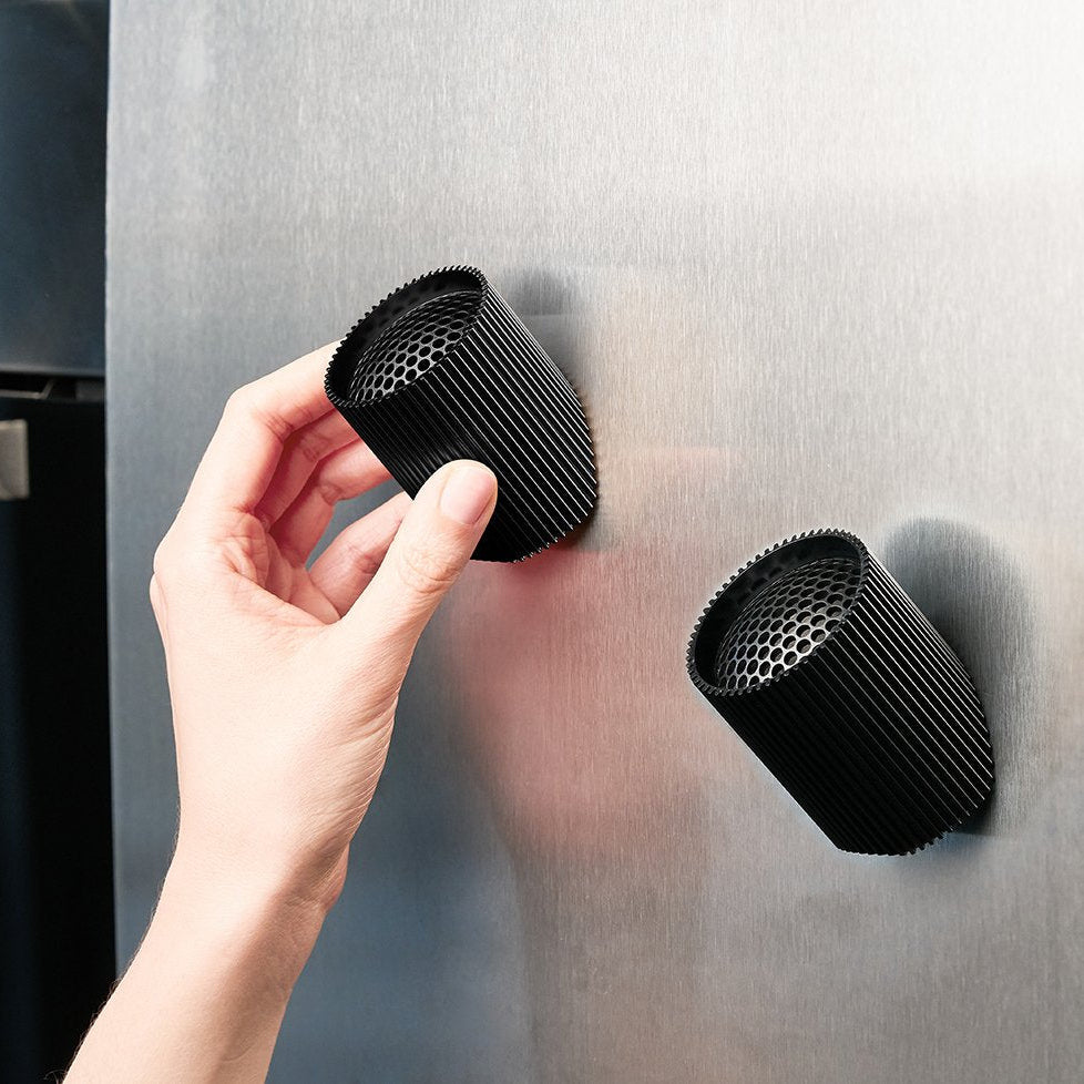 Bonherre mağazasından Lexon Ray, mat siyah alüminyum gövdeli, manyetik ve su geçirmez Bluetooth hoparlör.