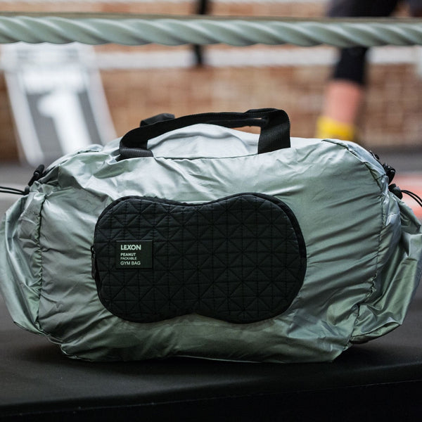 Bonherre mağazasından Lexon Peanut, sarı renkli, 27,7L kapasiteli, katlanabilir ve suya dayanıklı mikrofiber spor çantası.