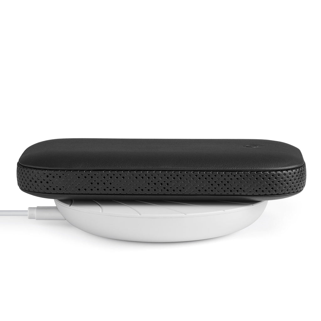 Bonherre mağazasından Lexon Powersound, siyah deri kaplamalı, 5000 mAh kablosuz powerbank ve 360 derece Bluetooth hoparlör özellikli lüks hibrit teknoloji ürünü.