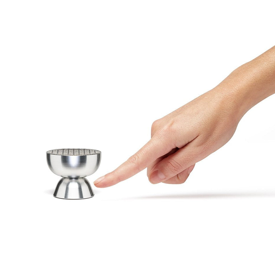 Bonherre mağazasından Lexon Tamo, alüminyum gövdeli, sonsuz eşleşme özellikli, kablosuz şarjlı ve selfie tetikleyicili mini Bluetooth hoparlör.