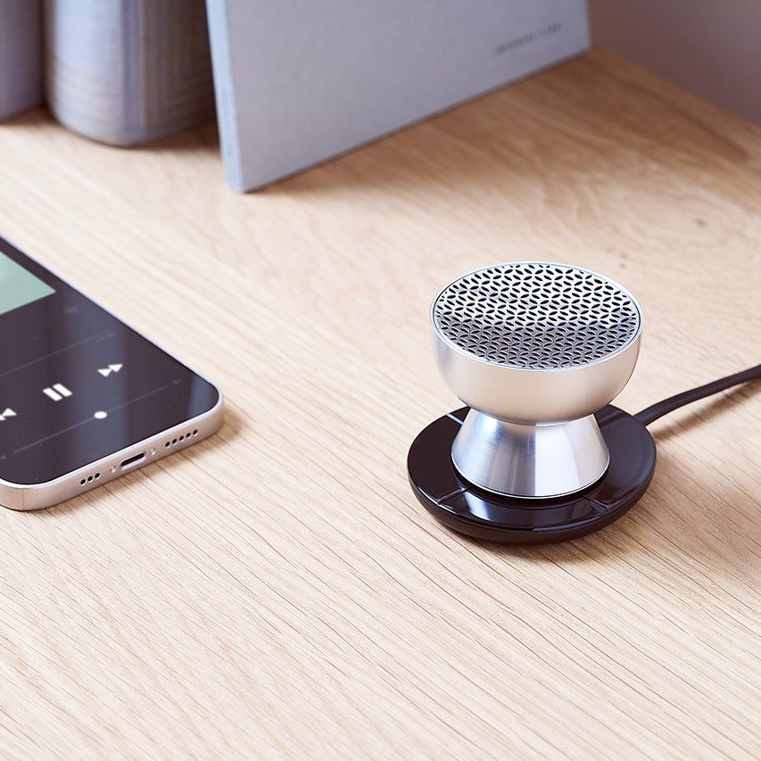 Bonherre mağazasından Lexon Tamo, alüminyum gövdeli, sonsuz eşleşme özellikli, kablosuz şarjlı ve selfie tetikleyicili mini Bluetooth hoparlör.