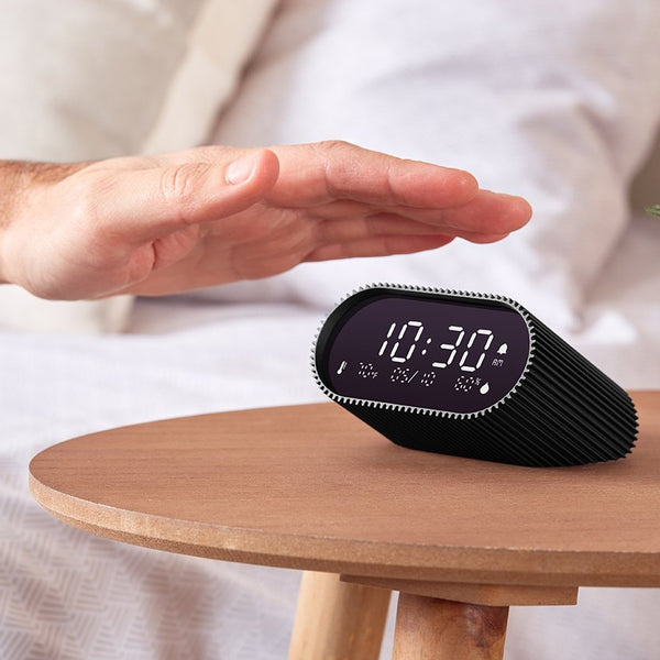 Bonherre mağazasından Lexon Ray Clock, eğerek alarm kurma özellikli, termometreli ve nem ölçerli lüks şarj edilebilir dijital alarm saat.