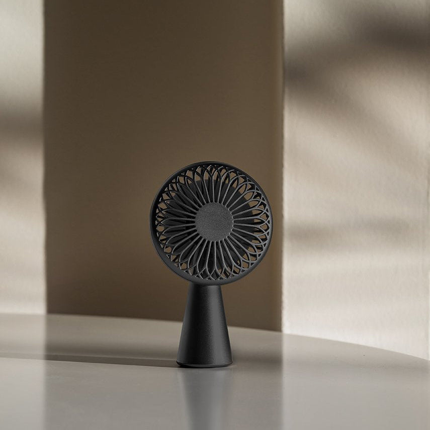 Bonherre mağazasından Lexon Wino Siyah, alüminyum saplı, 3 kademeli hız ayarlı, kablosuz indüksiyon şarj özellikli lüks taşınabilir mini fan.