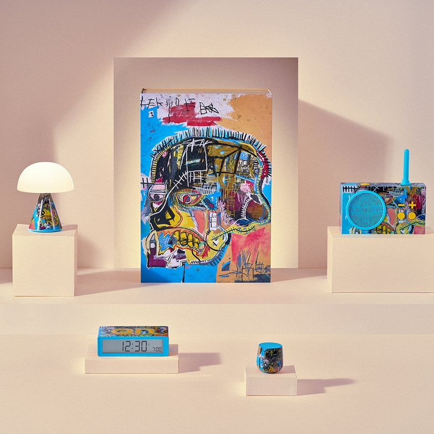 Bonherre mağazasından Jean-Michel Basquiat Skull eserli, ters çevrilebilir mekanizmalı Lexon Flip+ alarm saat.