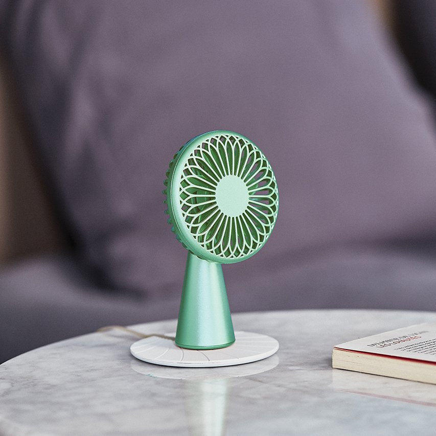 Bonherre mağazasından Lexon Wino Mint, alüminyum saplı, 3 kademeli hız ayarlı, kablosuz indüksiyon şarj özellikli lüks taşınabilir mini fan.