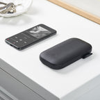 Bonherre mağazasından Lexon Powersound, siyah deri kaplamalı, 5000 mAh kablosuz powerbank ve 360 derece Bluetooth hoparlör özellikli lüks hibrit teknoloji ürünü.