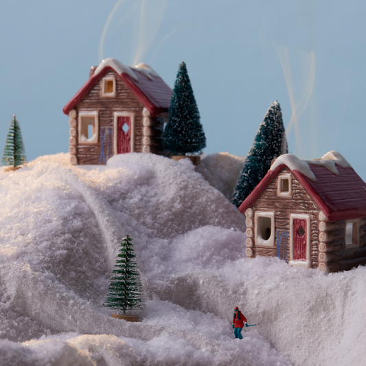 Bonherre mağazasından Alp Dağ Evi stili tütsülük ve tealight mumluk, bir adet tealight mum ve 20 adet tütsü konisi dahil.