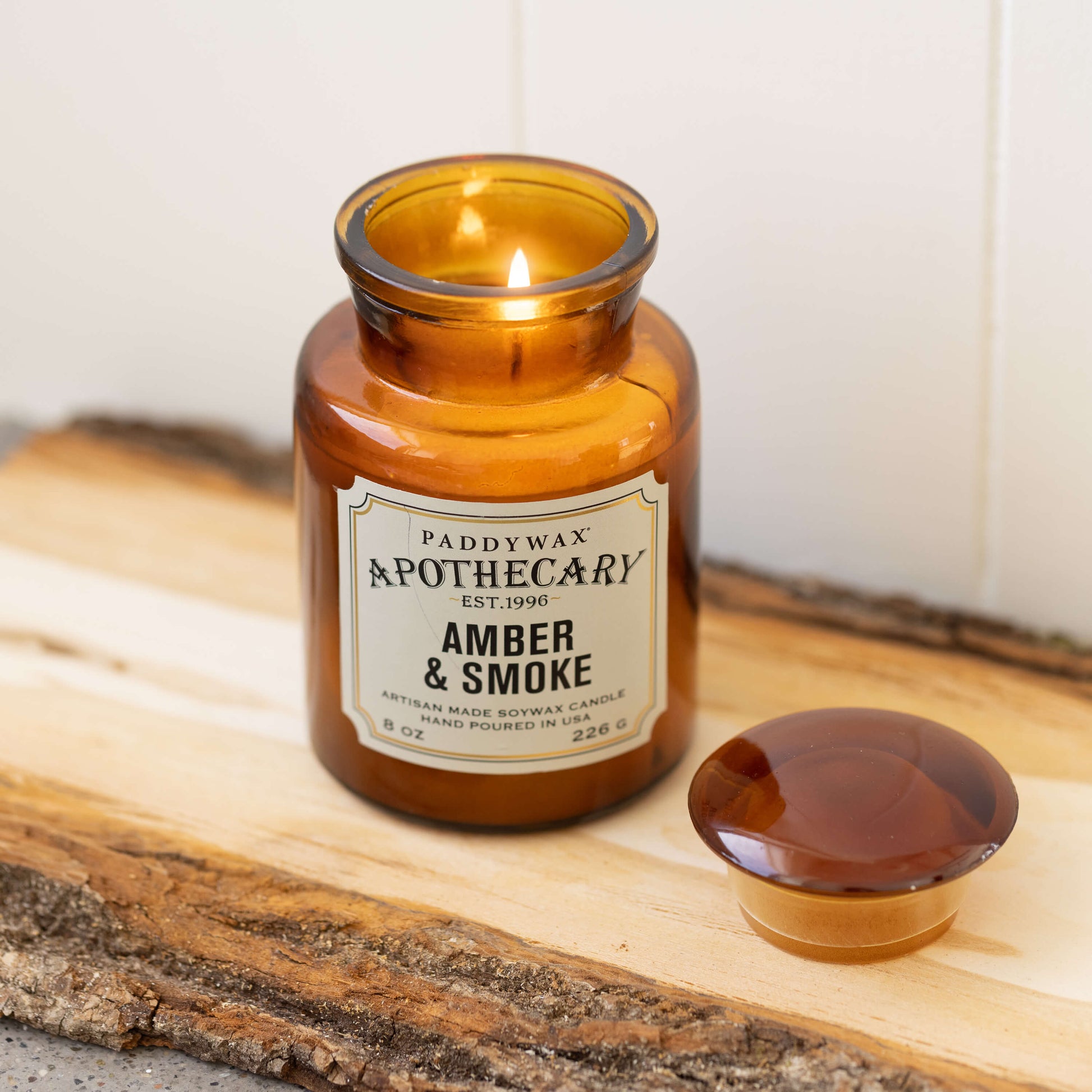 Bonherre mağazasından Apothecary serisi amber ve duman kokulu 226 gr cam mum.
