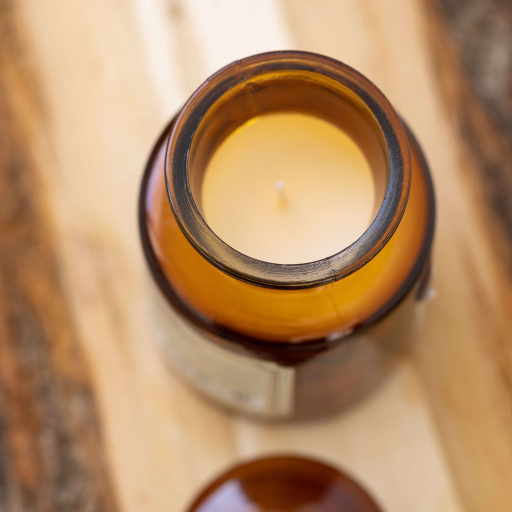Bonherre mağazasından Apothecary serisi papatya ve incir kokulu 226 gr cam mum.