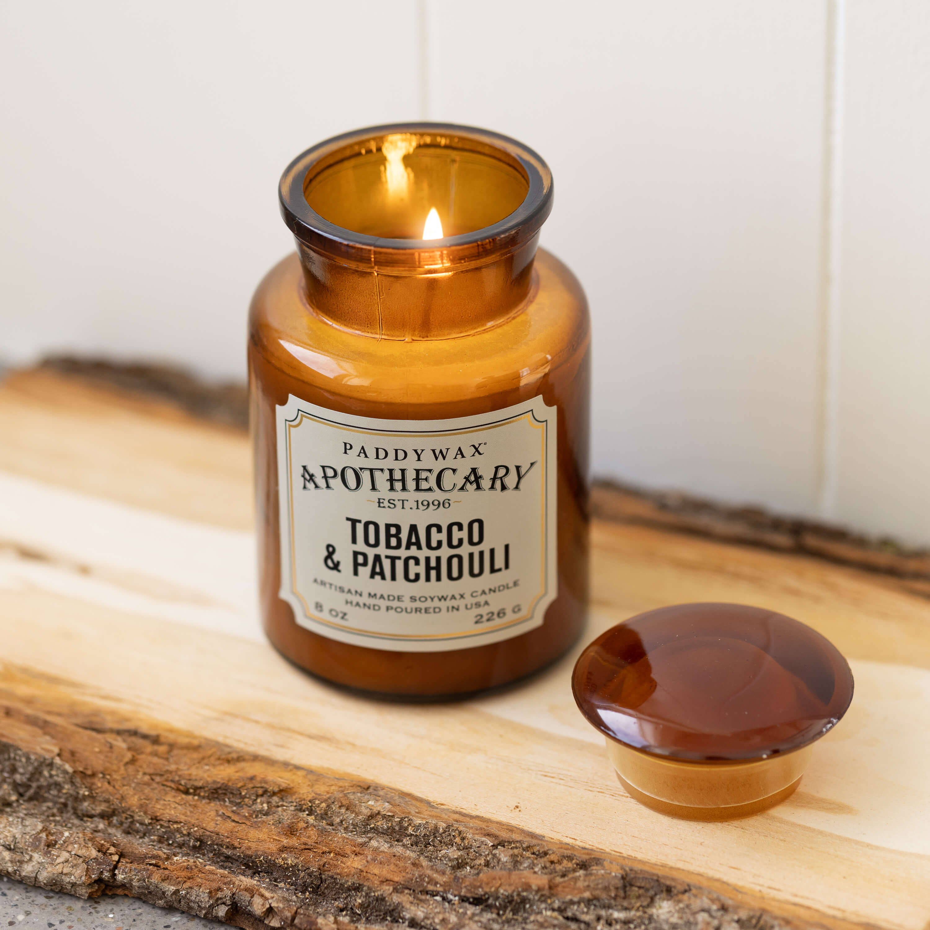 Bonherre mağazasından Apothecary serisi tütün ve paçuli kokulu 226 gr cam mum.