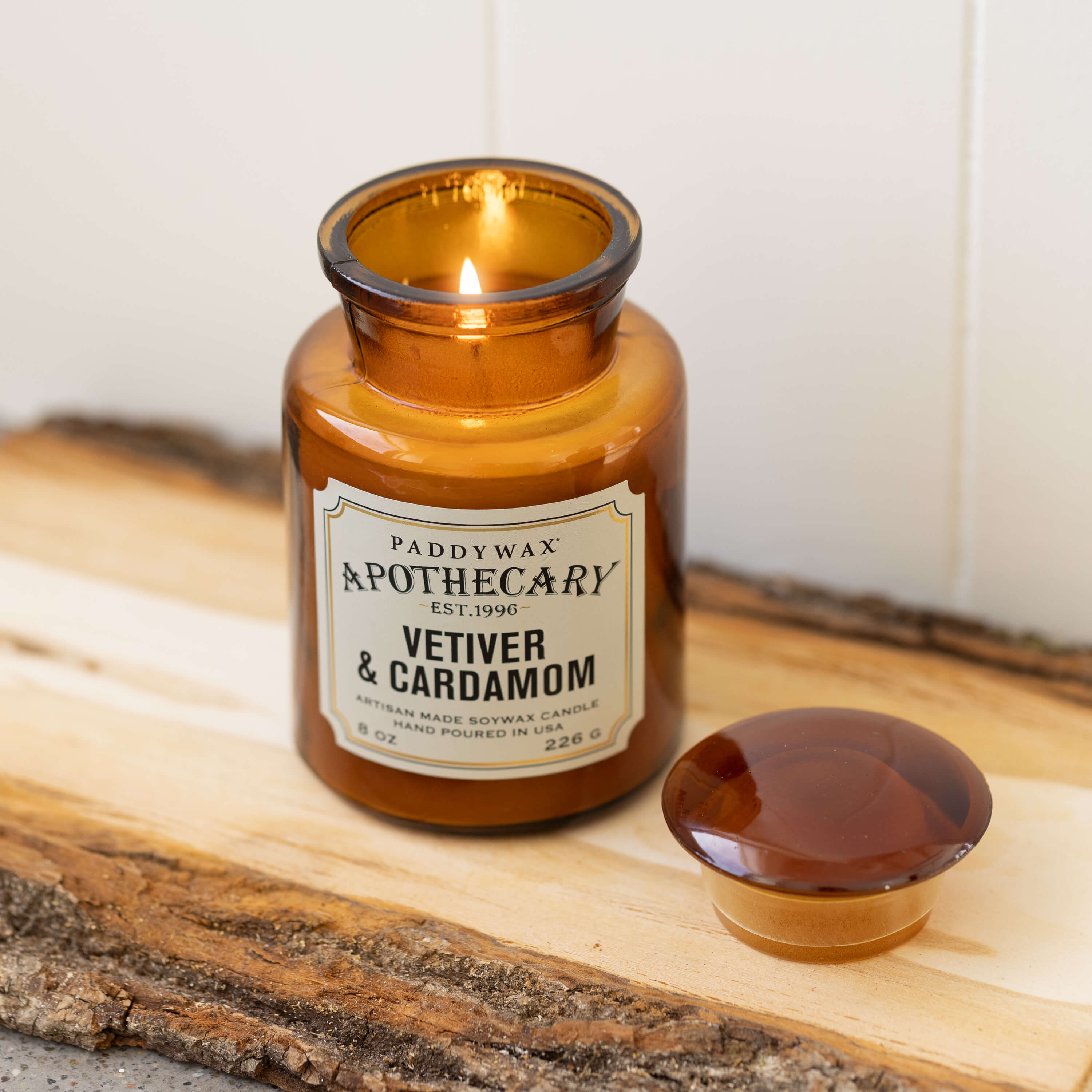 Bonherre mağazasından Apothecary serisi vetiver ve kakule kokulu 226 gr cam mum