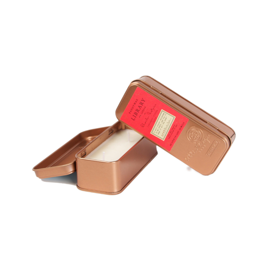 Bonherre mağazasından Charles Dickens temalı, iki fitilli 56 gr seyahat teneke mum.