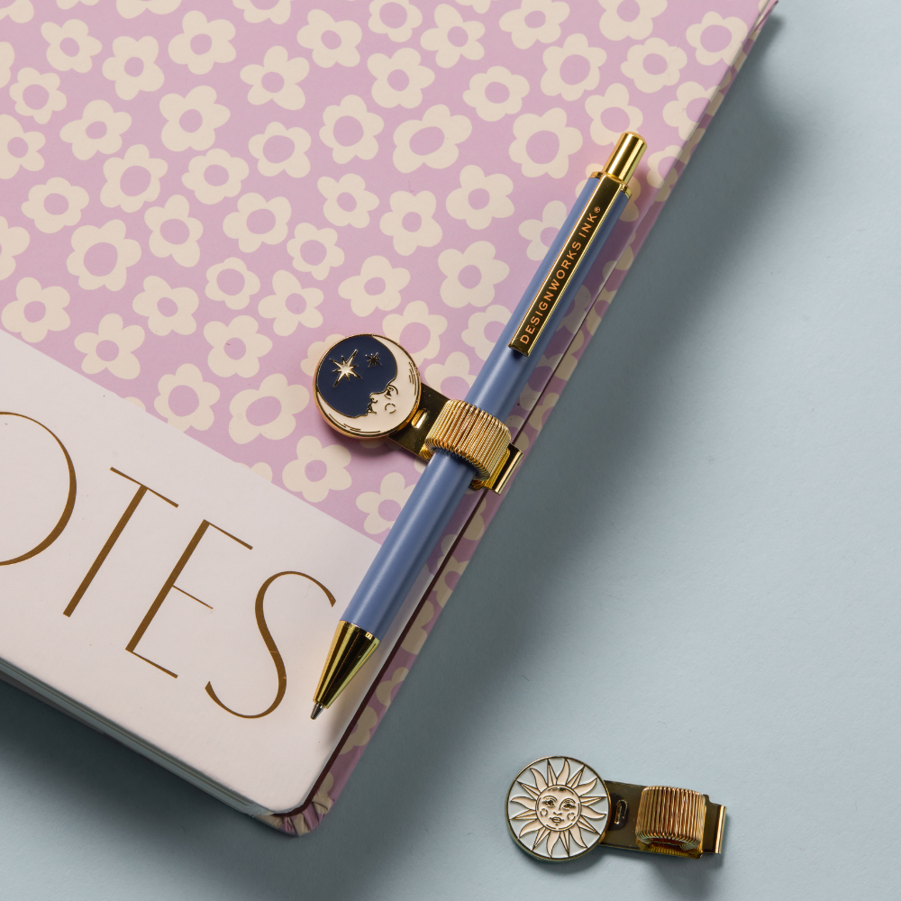 Bonherre mağazasından Designworks Ink marka, göksel tasarımlı 2'li kitap kalem klipsi.