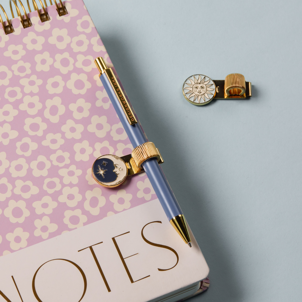 Bonherre mağazasından Designworks Ink marka, göksel tasarımlı 2'li kitap kalem klipsi.