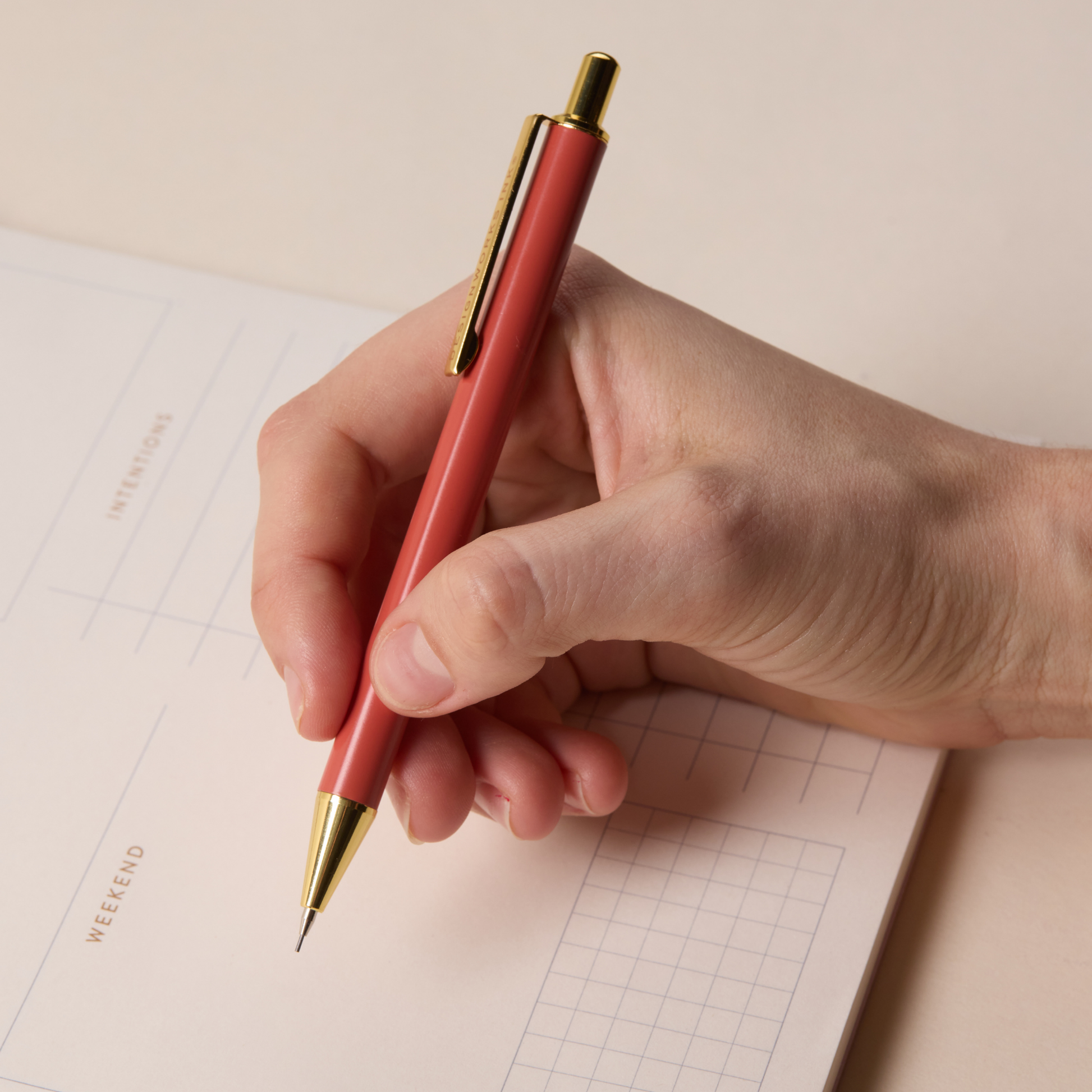 Bonherre mağazasından Designworks Ink marka, gül ağacı ve pembemsi renklerinde 2'li mekanik kurşun kalem seti.